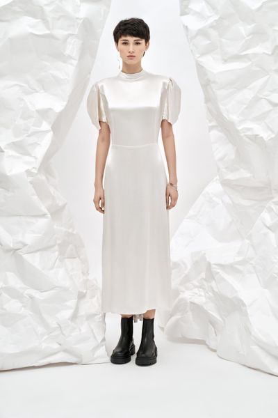 сукня з віскози з відкритою спиною та рукавами-ліхтариками - молочна FW210-1 фото