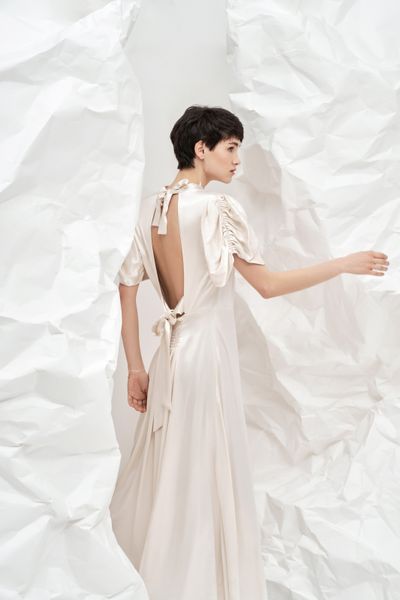 сукня з віскози з відкритою спиною та рукавами-ліхтариками - молочна FW210-1 фото